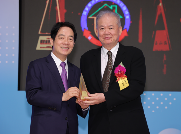 賴清德副總統於第20屆國家品牌玉山獎頒發「傑出企業」表揚日翔租賃董事長林榮顯.png (499 KB)